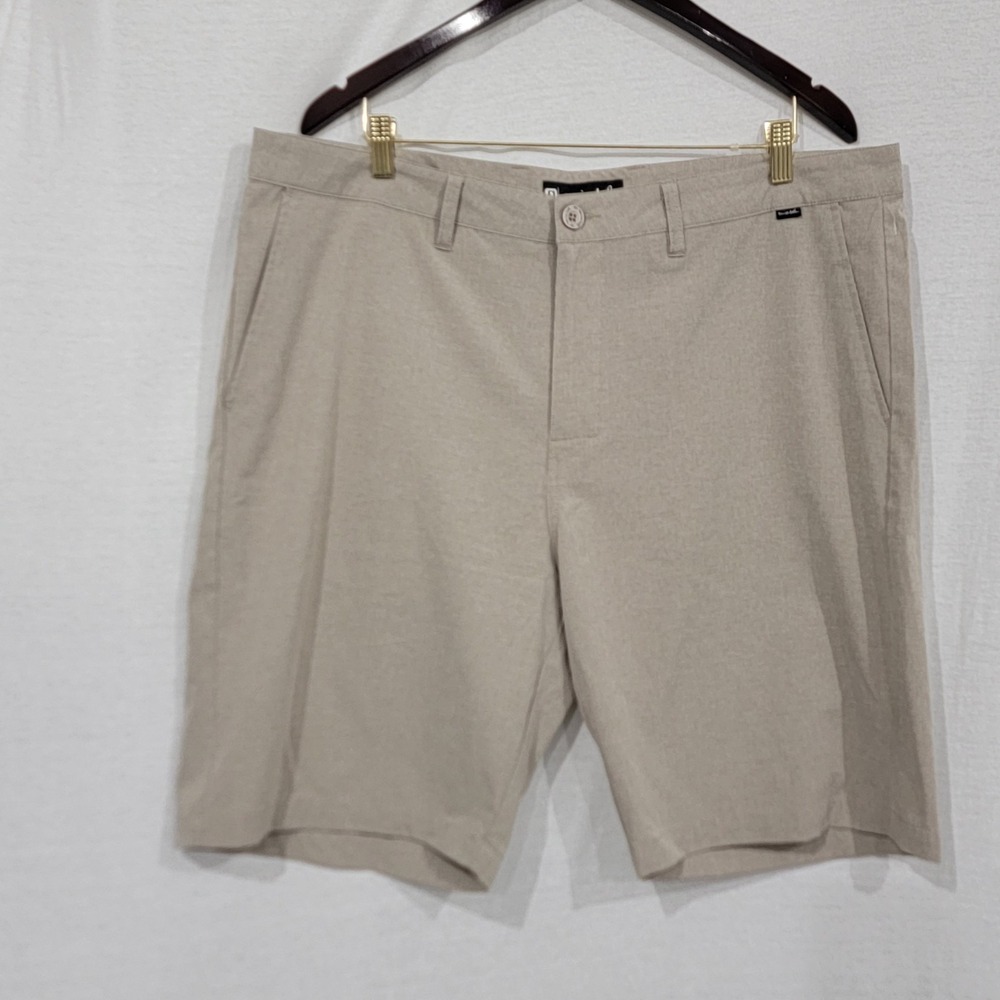 Travis Mathew Golf Shorts Stretch Performance Tan Inseam 10in Sz 40 Quick‎ Dry